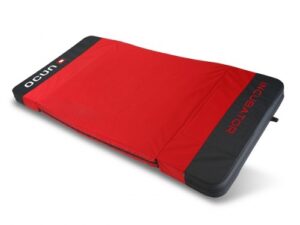 Bouldermatka Ocun Paddy Incubator v červené barvě. Perektní společník na bouldering nejen na Divoké Šárce